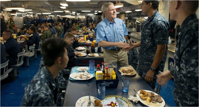 Thăm hỏi thủy thủ trên tàu sân bay George HW Bush (CVN 77)